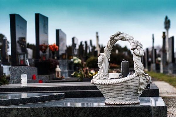 Plaque funéraire personnalisée : des modèles modernes et durables