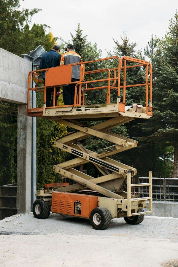 La plateforme élévatrice, l’engin idéal pour tous vos travaux en hauteur !